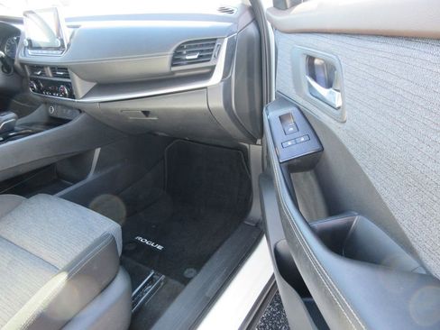 Used 2023 Nissan Rogue SV image 19