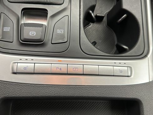 Used 2025 Kia Carnival FWD image 22
