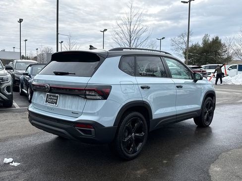 Certified 2025 Volkswagen Taos SE image 4