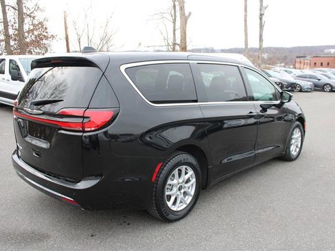 Used 2024 Chrysler Pacifica Touring image 8