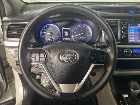 Used 2019 Toyota Highlander XLE image 16
