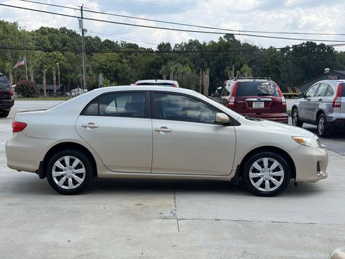 Used 2012 Toyota Corolla LE FWD image 2