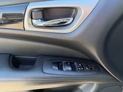 Used 2020 Nissan Pathfinder SV image 11