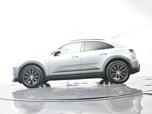 Certified 2025 Porsche Macan Electric RWD image 47