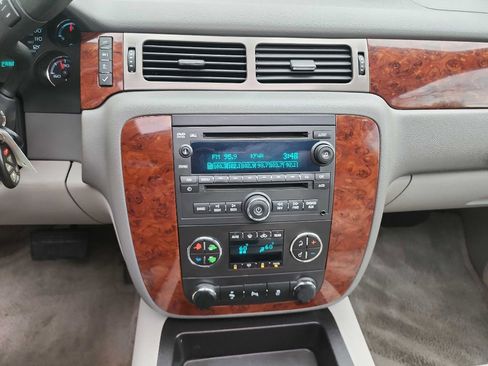 Used 2014 Chevrolet Suburban LT w/ Luxury Package RWD image 23