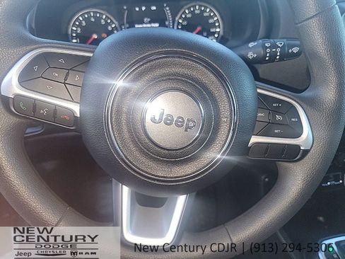 Used 2023 Jeep Renegade Latitude AWD/4WD image 8