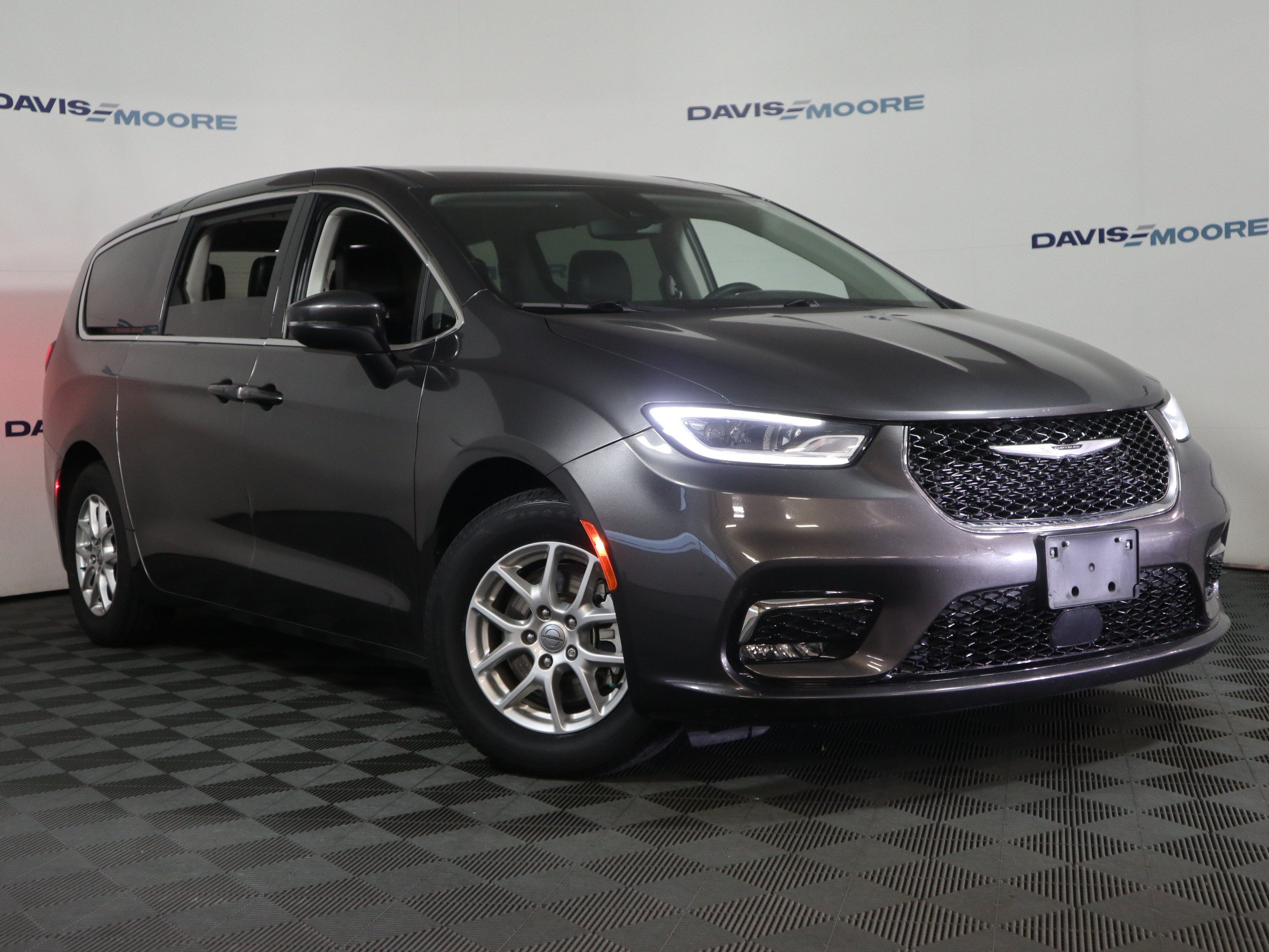 Used 2023 Chrysler Pacifica Touring-L FWD image 2