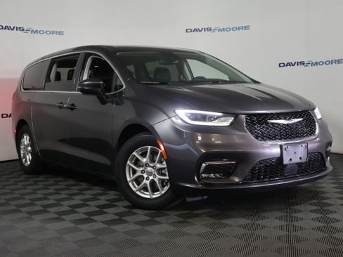Used 2023 Chrysler Pacifica Touring-L image 2