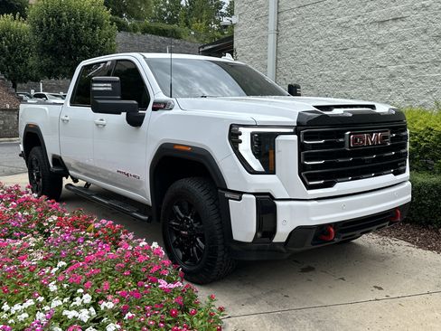 Used 2025 GMC Sierra 2500 AT4 AWD/4WD image 2