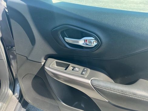 Used 2019 Jeep Cherokee Limited AWD/4WD image 31