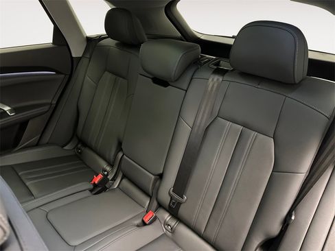 Used 2025 Audi Q5 Premium image 13