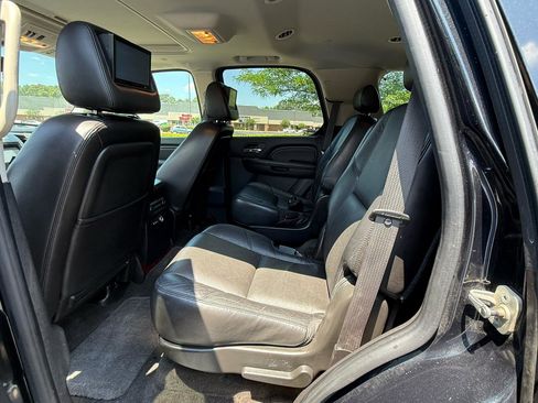 Used 2010 Cadillac Escalade Luxury AWD/4WD image 12