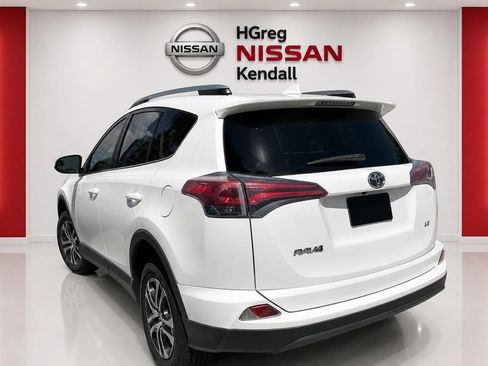 Used 2018 Toyota RAV4 LE FWD image 2