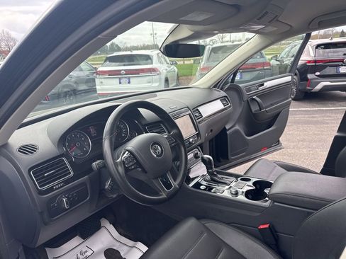 Used 2017 Volkswagen Touareg Sport AWD/4WD image 10