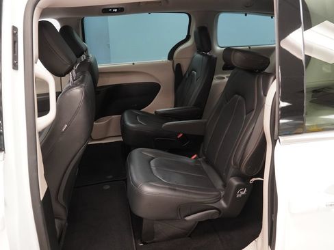 Used 2018 Chrysler Pacifica Touring-L w/ Premium Audio Group FWD image 18
