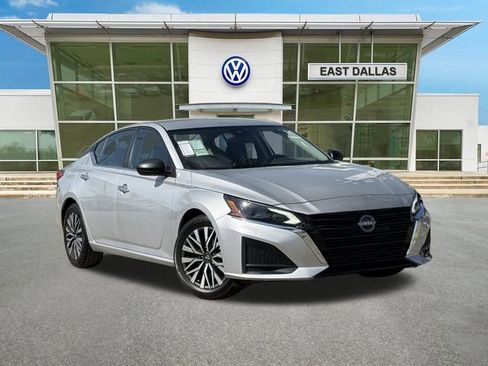 Used 2024 Nissan Altima 2.5 SV image 1