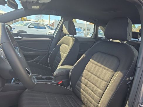 Used 2024 Volkswagen Jetta Sport image 4