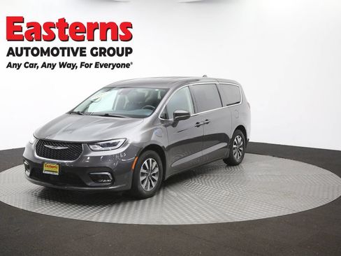 Used 2022 Chrysler Pacifica Touring-L w/ Uconnect Theater Family Group FWD image 56