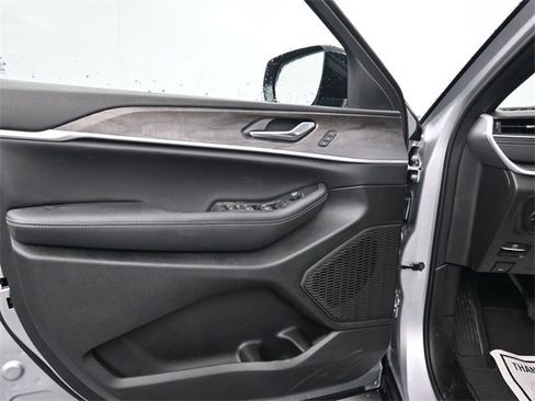 New 2025 Jeep Grand Cherokee Limited image 9