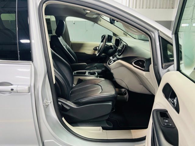 Used 2024 Chrysler Pacifica Touring-L FWD image 32
