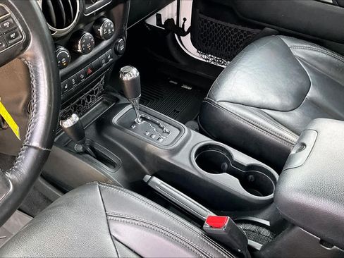 Used 2017 Jeep Wrangler Unlimited Sahara w/ Connectivity Group AWD/4WD image 15