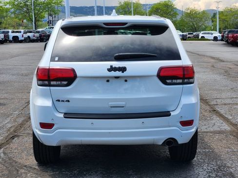 Used 2018 Jeep Grand Cherokee Altitude AWD/4WD image 5