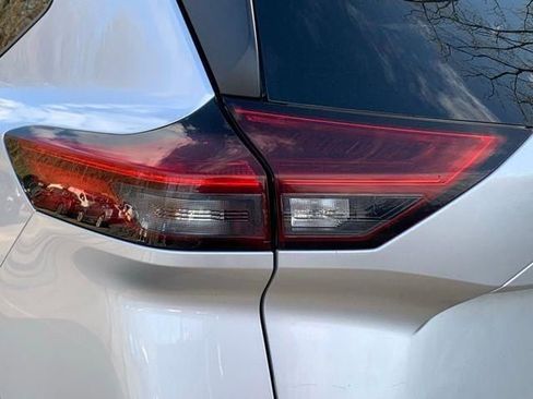 Used 2023 Nissan Rogue SV image 10