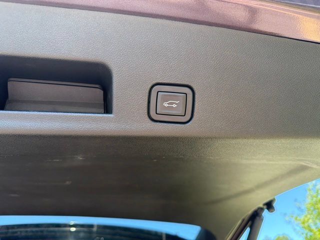 Used 2024 Chevrolet Traverse LT w/ LPO, Floor Liner Package FWD image 11