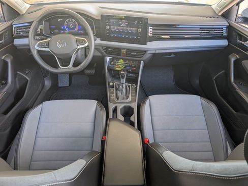 Used 2025 Volkswagen Jetta SE w/ Sunroof Package FWD image 23