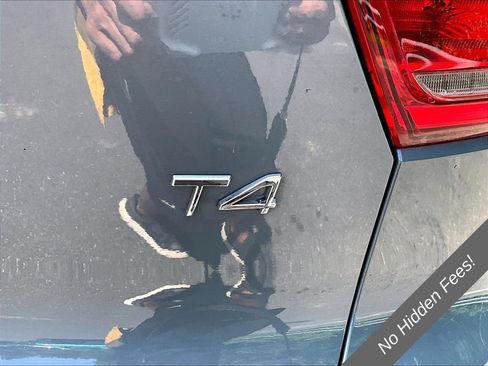 Used 2021 Volvo XC40 T4 Momentum FWD image 8