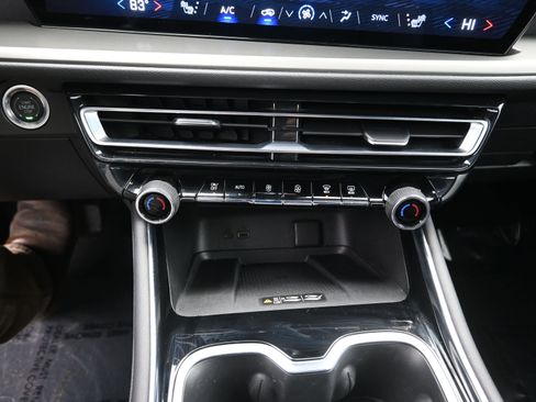 Used 2025 Chevrolet Traverse LT image 19