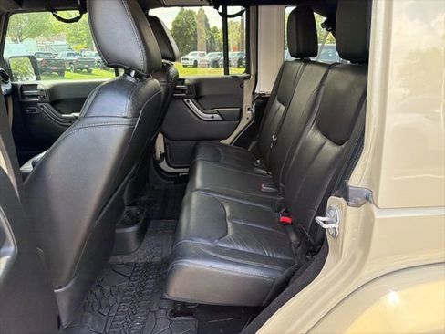 Used 2018 Jeep Wrangler Unlimited Sahara AWD/4WD image 15
