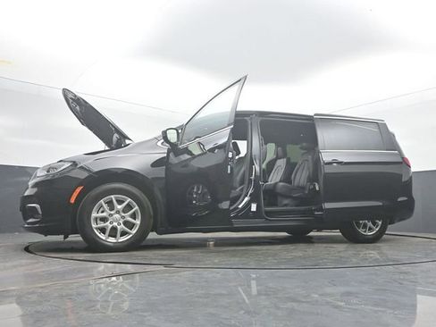 Used 2025 Chrysler Pacifica Select image 59