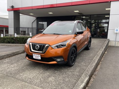 Used 2020 Nissan Kicks SR w/ SR Premium Package FWD image 3