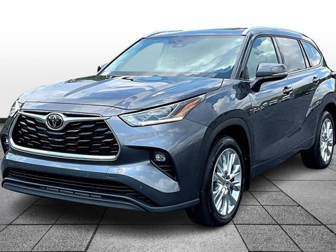 Used 2024 Toyota Highlander Limited image 3