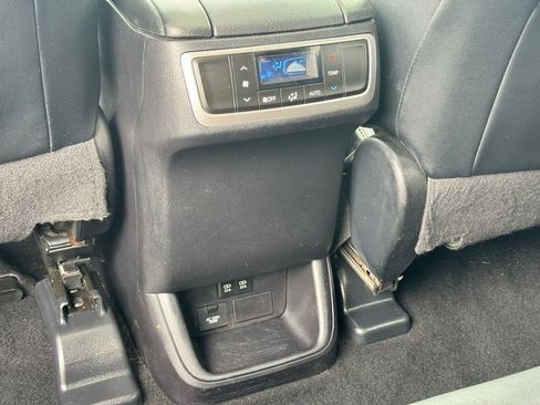 Used 2018 Toyota Highlander XLE image 18