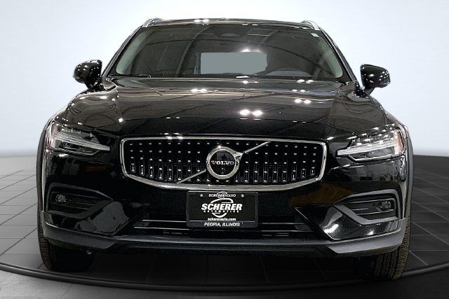 Certified 2026 Volvo V60 B5 Cross Country Plus AWD/4WD image 4