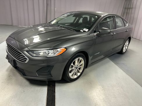 Used 2019 Ford Fusion SE image 3
