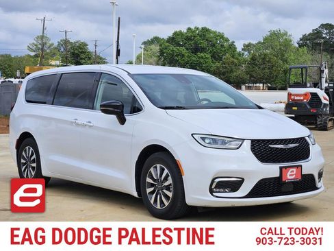 Used 2024 Chrysler Pacifica Limited FWD image 1