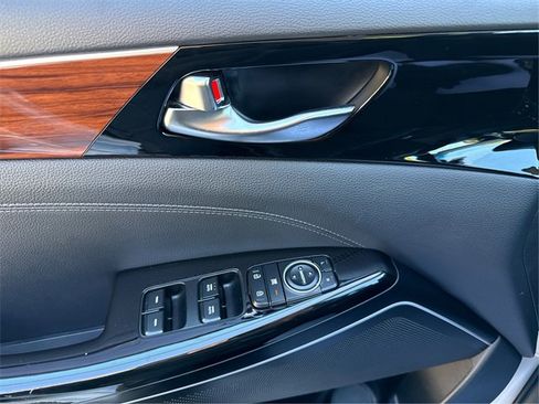 Used 2017 Kia Cadenza Premium image 20