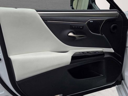 Used 2024 Lexus ES 300h F Sport image 16