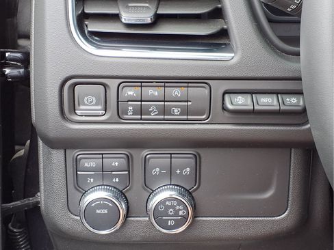 Used 2024 GMC Yukon AT4 w/ Technology Package image 15