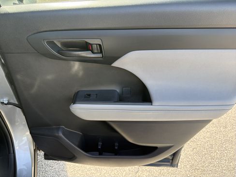 Used 2022 Toyota Highlander LE FWD image 27