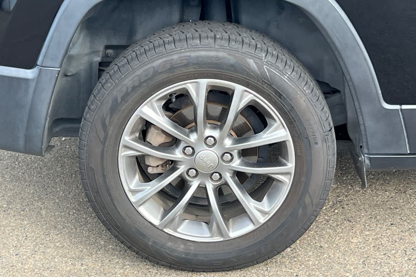 Used 2019 Jeep Cherokee Latitude Plus FWD image 20