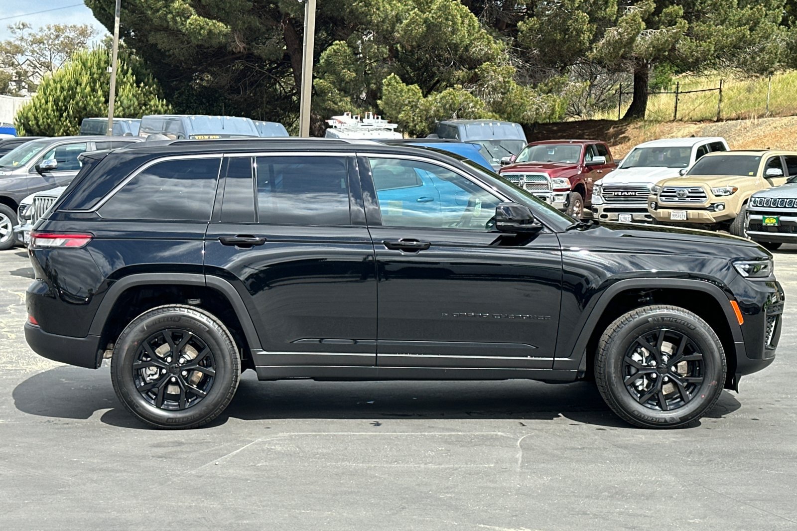 New 2026 Jeep Grand Cherokee Altitude AWD/4WD image 3
