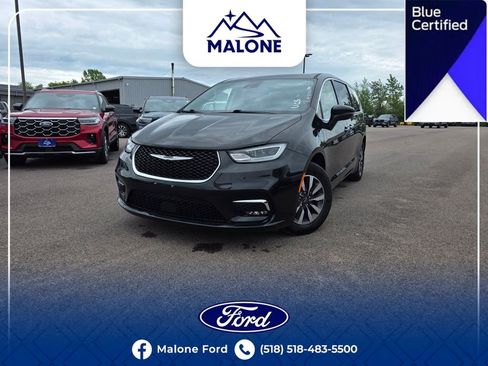 Used 2023 Chrysler Pacifica Touring-L FWD image 1