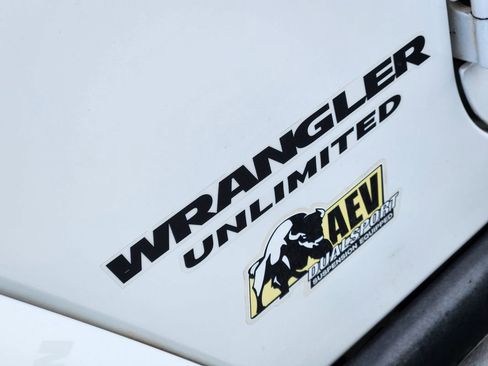 Used 2015 Jeep Wrangler Unlimited Sahara AWD/4WD image 14