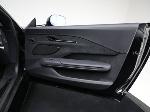 Used 2025 Aston Martin V8 Vantage Coupe image 22