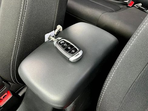 Used 2025 Hyundai Venue SEL image 9