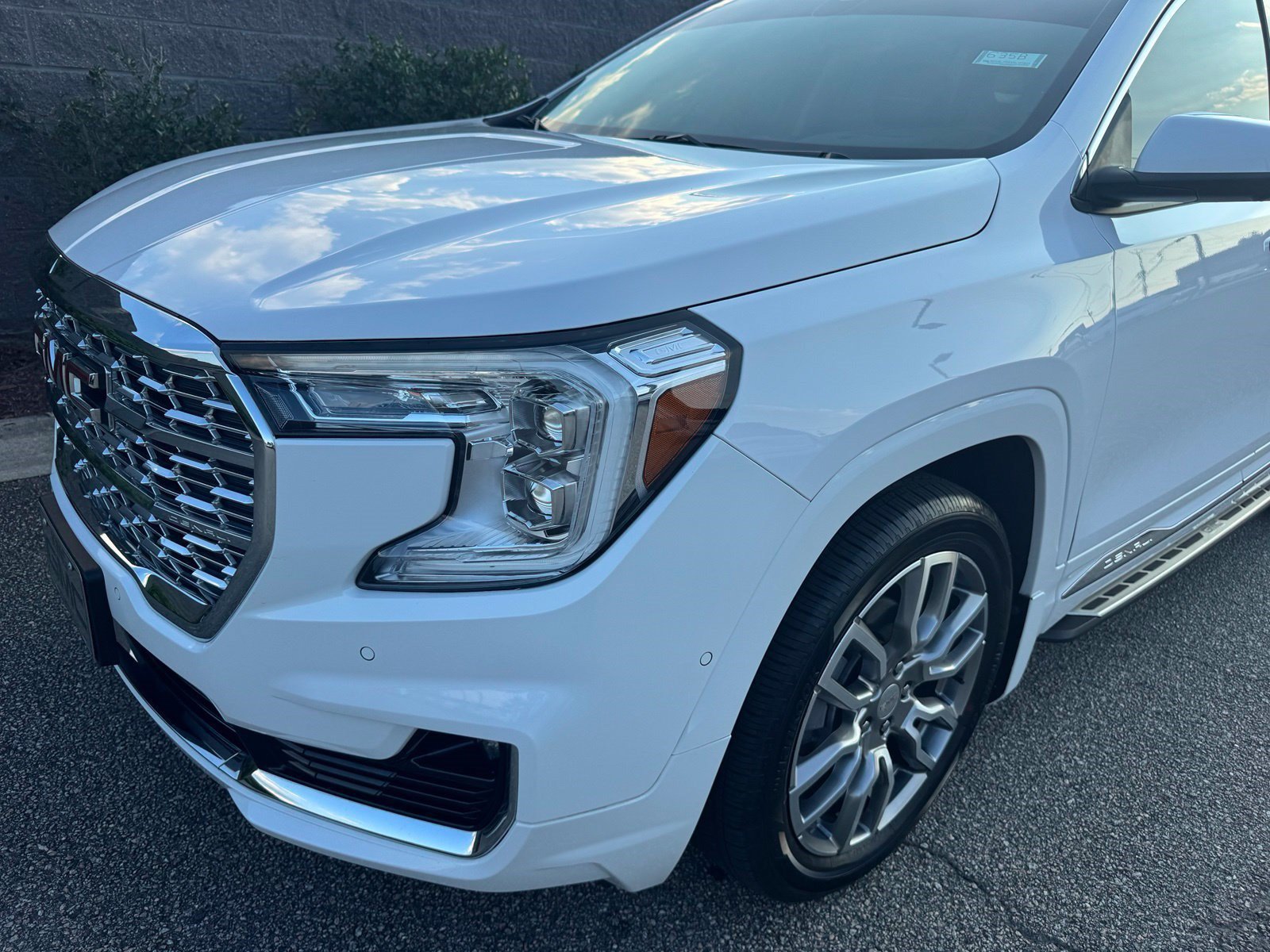 Used 2024 GMC Terrain Denali w/ Denali Premium Package AWD/4WD image 14